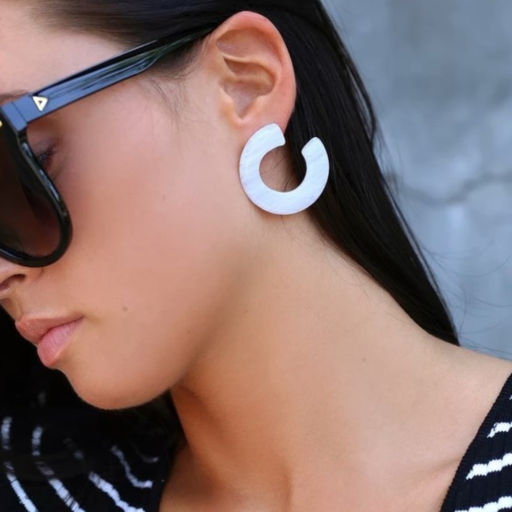 | lulus • cool factor modern white acrylic earring |